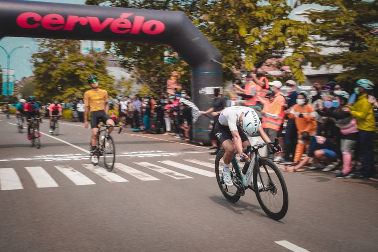 Pebalap muda berusia 15 tahun dari ASC Cycling, Julian Abimanyu, saat mengikuti event balap sepeda roadbike di Kota Wisata Cibubur, Kabupaten Bogor, pada Minggu (23/5/2021).