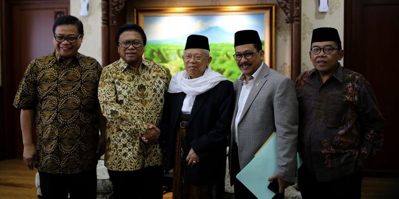 Ketua Umum Majelis Ulama Indonesia KH Maruf Amin (tengah) didampingi Ketua DPD Oesman Sapta Odang (dua kiri) berfoto bersama di Kompleks Parlemen, Senayan, Jakarta, Rabu (19/7/2017). KH Maruf Amin mendukung langkah pemerintah mencabut status badan hukum Hizbut Tahrir Indonesia (HTI) sepanjang terbukti kebenarannya.