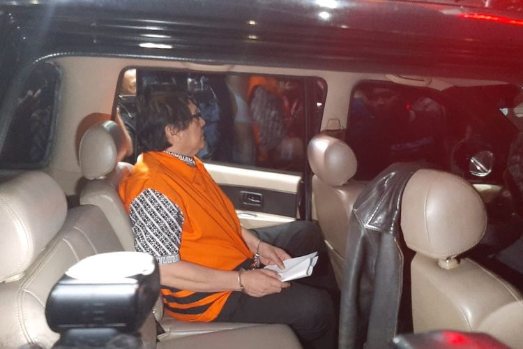 Mantan Kepala Dinas Pengelolaan Keuangan dan Aset Daerah (PKAD) Kota Bandung Hery Nurhayat duduk di mobil tahanan setelah diperiksa penyidik, Senin (27/1/2020). Hery merupakan salah satu tersangka kasus korupsi pengadaan RTH Kota Bandung.