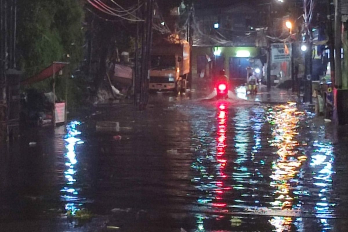 Banjir terjadi di jalan Kemang Utara 9, tepatnya di depan Pasar Buncit,  Bangka, Mampang Prapatan, Jakarta Selatan, pada Jumat (15/7/2022) malam.
