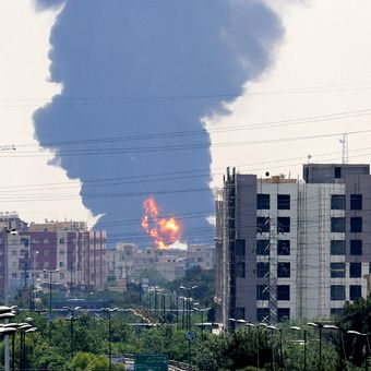 Kepulan asap membubung tinggi ke angkasa setelah kilang minyak di selatan Ibu Kota Teheran, Iran, terbakar dalam serangan Israel pada Minggu, 15 Juni 2025. Perang Israel-Iran telah memasuki hari ketiga sejak pecah pada Jumat (13/6/2025).