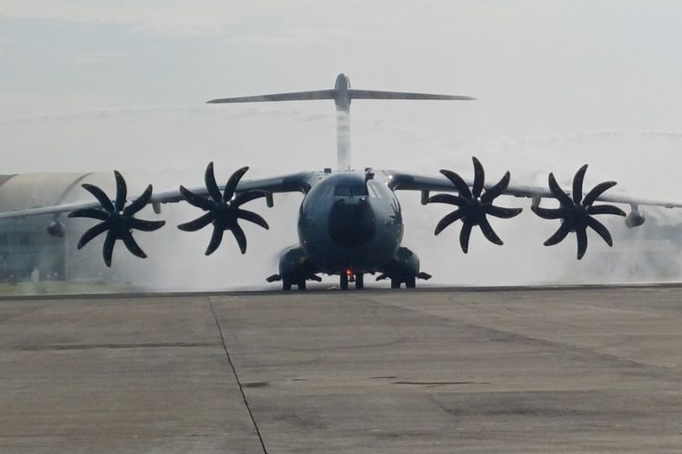 Pesawat angkut berat Airbus A400M disambut dengan prosesi water salute saat mendarat di Pangkalan TNI Angkatan Udara (AU) Halim Perdanakusuma, Jakarta Timur, Senin (3/11/2025).