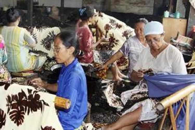 Sejumlah perajin batik pada salah satu industri batik di Kota Pekalongan, Jawa Tengah, sedang menorehkan canting pada lembaran kain batik tulis, akhir Juni lalu. Sejak puluhan tahun silam, batik telah menjadi sumber mata pencaharian bagi masyarakat di pesisir utara Jawa Tengah tersebut. 