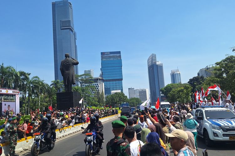 Menunggu Rombongan Jokowi Melintas, Warga Berkumpul di Pinggir Jalan Sudirman