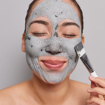 Ilustrasi penggunaan clay mask. 