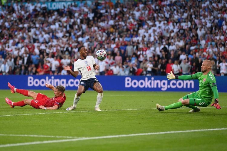 Penyerang Inggris Raheem Sterling dan kiper Denmark Kasper Schmeichel beraksi pada laga semifinal Euro 2020 di Wembley Stadium, London, pada 7 Juli 2021.