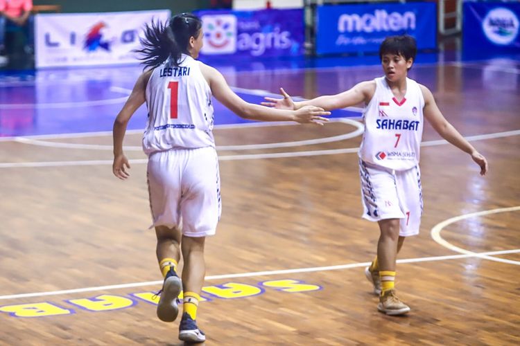 Dua pemain Sahabat Semarang tampil pada laga seri ketiga Srikandi Cup 2018-2019 di GOR Sahabat, Semarang, Jawa Tengah, Rabu (3/4/2019).