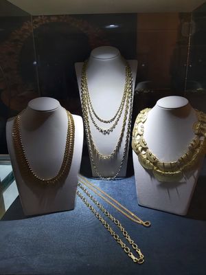 Perhiasan mewah yang dipamerkan di Jeweluxe Jakarta.