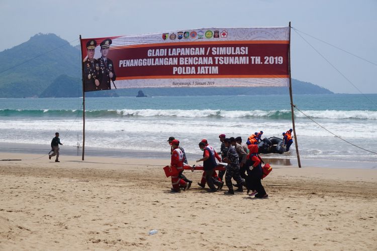 Simulasi bencana tsunami di Pantai Mustika Dusun Pancer Kecamatan Pesanggaran Sabtu (5/1/2019)