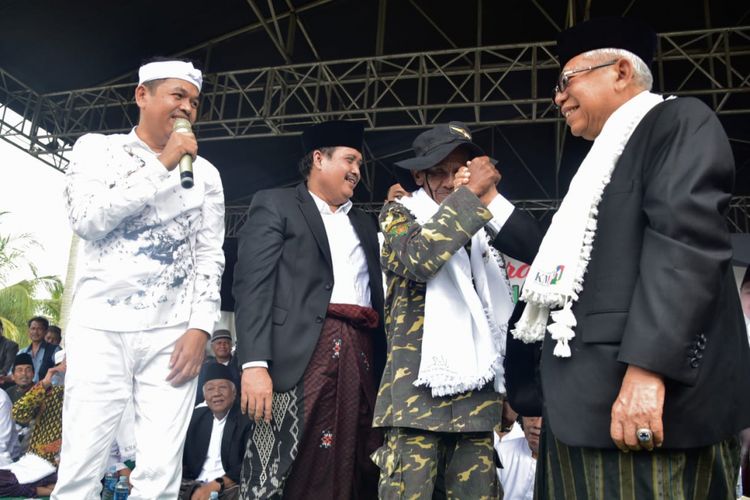 Dedi Mulyadi (kiri), Bupati Pangandaran Jeje Wiriadinata (dua dari kiri) dan cawapres Maruf Amin saat menghadiri deklarasi relawan kiai dan santri di Pangandaran, Rabu (28/2/2019).