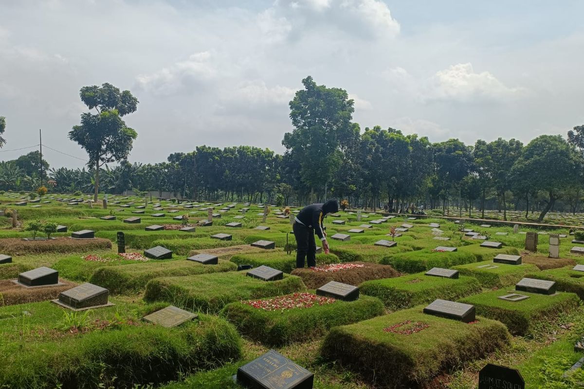 Salah seorang peziarah di TPU Pondok Ranggon, Jakarta Timur, DKI Jakarta, Rabu (4/5/2022). Diketahui hingga H+3 Hari Raya Lebaran, masih banyak peziarah yang berkunjung ke TPU Pondok Ranggon.