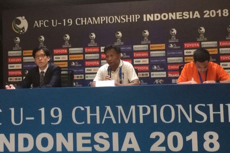 Suasana konferensi pers pelatih timnas U-19 Taiwan seusai kekalahan 1-3 lawan timnas u-19 Indonesia pada laga pertama babak penyisihan Grup A Piala Asia U-19 2018 di Stadion Utama Gelora Bung Karno (SUGBK), Senayan, Jakarta Pusat, Kamis (18/10/2018).