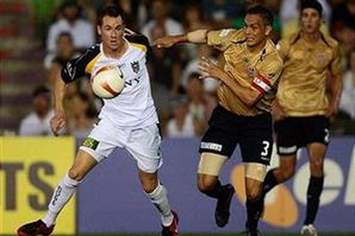 Shane Smeltz (kiri), mencetak dua gol bagi Selandia Baru saat menaklukkan Caledonia Baru 3-1 di kualifikasi Piala Dunia. Selandia Baru maju ke babak play-off untuk melawan peringkat lima zona Asia.