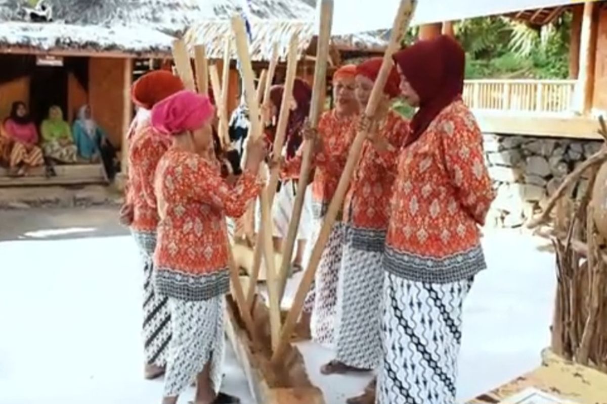 Foto-foto: Kampung Adat Kuta di Kecamatan Tambaksari, Kabupaten Ciamis, Jawa Barat, dikenal sebagai kampung token yang diresmikan PLN UID Jawa Barat pada Oktober 2024 lalu.