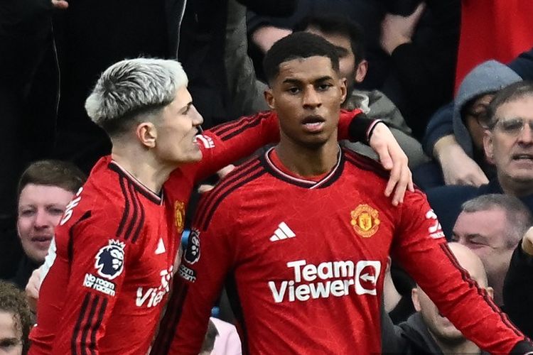 Marcus Rashford melakukan perayaan usai membuat gol spektakuler dalam laga Liga Inggris 2023-2024 antara Man City vs Man City di Stadion Etihad, 3 Maret 2024. Artikel ini berisi link live streaming Bournemouth vs Man United di Liga Inggris.