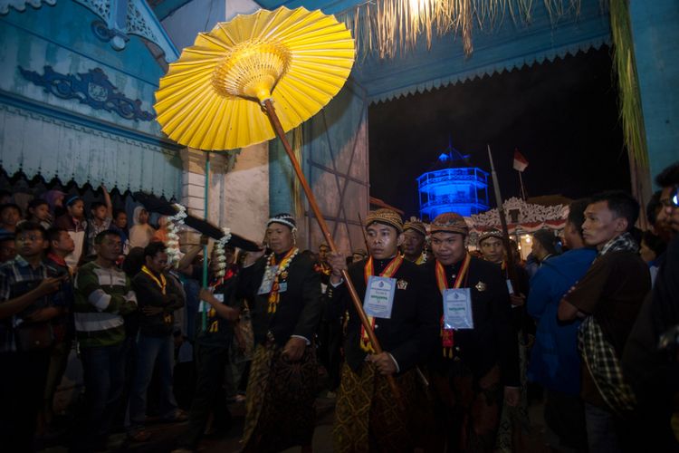 Kirab Pusaka di Kraton Surakarta yang biasa dilakukan pada malam pergantian Tahun Baru Islam atau Satu Suro.