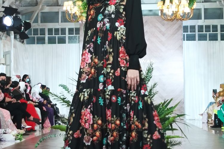Busana koleksi Ivan Gunawan Prive di fashion show Raya Collection 2022 pada Rabu (23/2/2022).