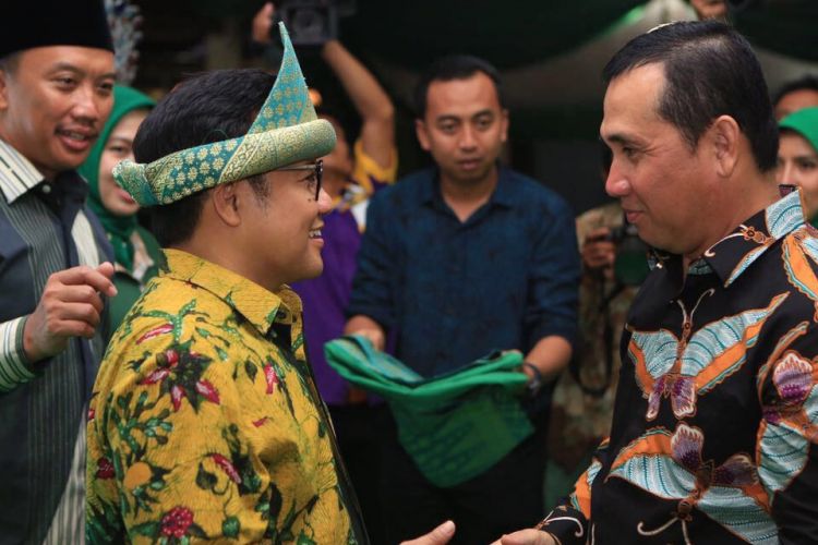Muhaimin Iskandar atau akrab disapa Cak Imin menerima gelar kehormatan dari Lembaga Penasihat Adat Lubuklinggau melalui upacara adat di balai Kota Lubuk Linggau, Minggu (30/7/2017) lalu. 