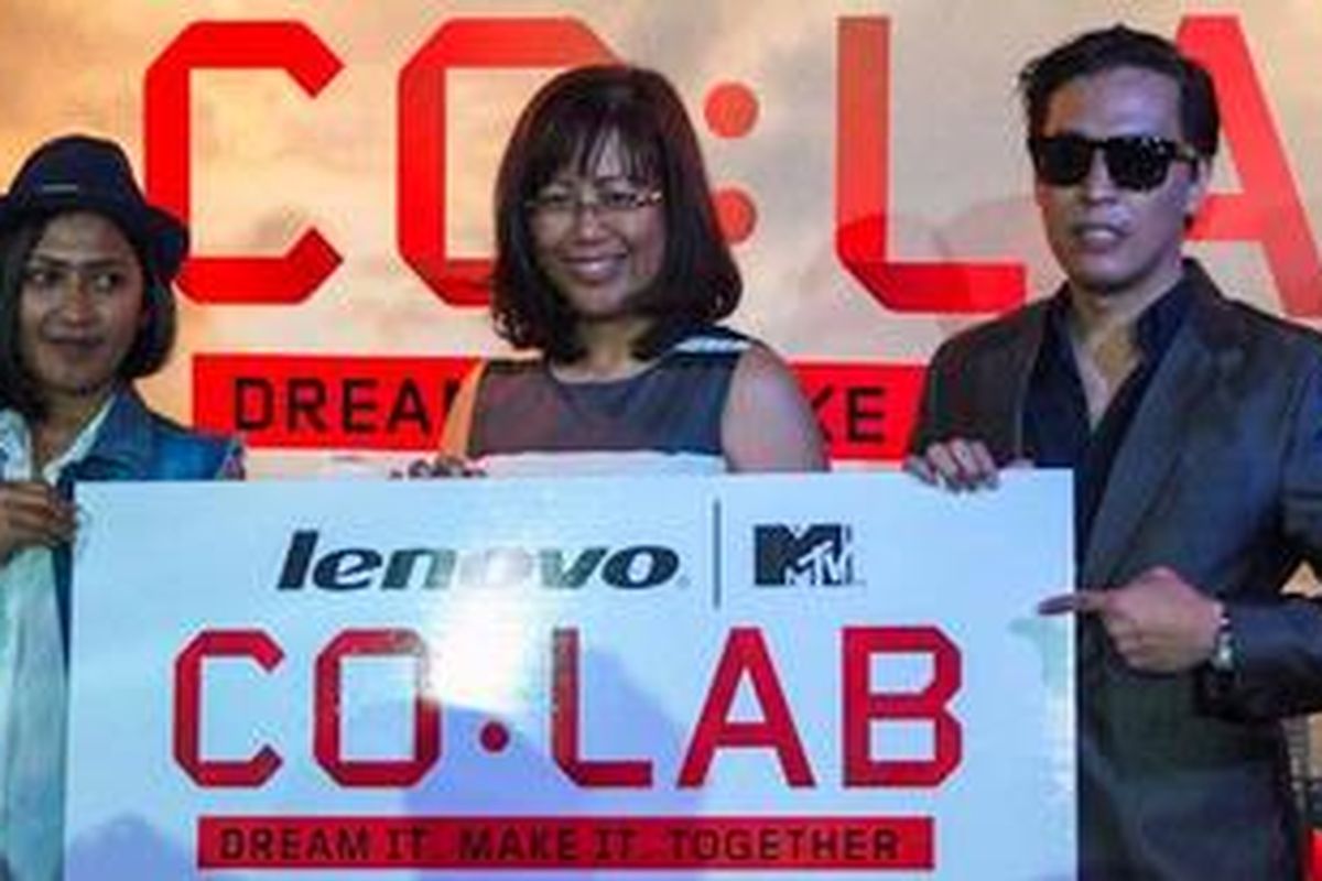 Marketing Manager PT Lenovo Indonesia Francisca Maya (tengah) diapit musisi Edward Fernandez (kanan) dan sutradara Renny Fernandez dalam acara peluncuran Lenovo-MTV CO:LAB di Jakarta, Kamis (14/3/2013)