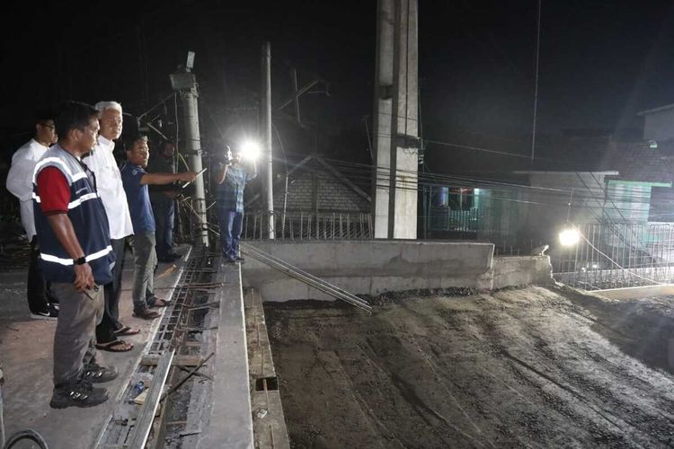 Gubernur Jawa Tengah, Ganjar Pranowo sidak proyek pembangunan Jembatan Juwana, Kabupaten Pati, Kamis (16/3/2023) malam sekitar pukul 22.25.