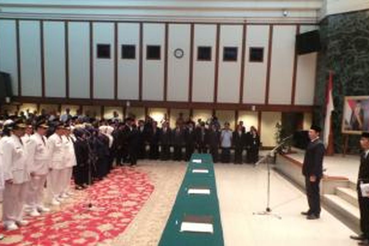 Gubernur DKI Jakarta lantik ratusan pejabat eselon II, III, dan IV di lingkungan Pemprov DKI, di Balai Kota, Jumat (7/8/2015). 