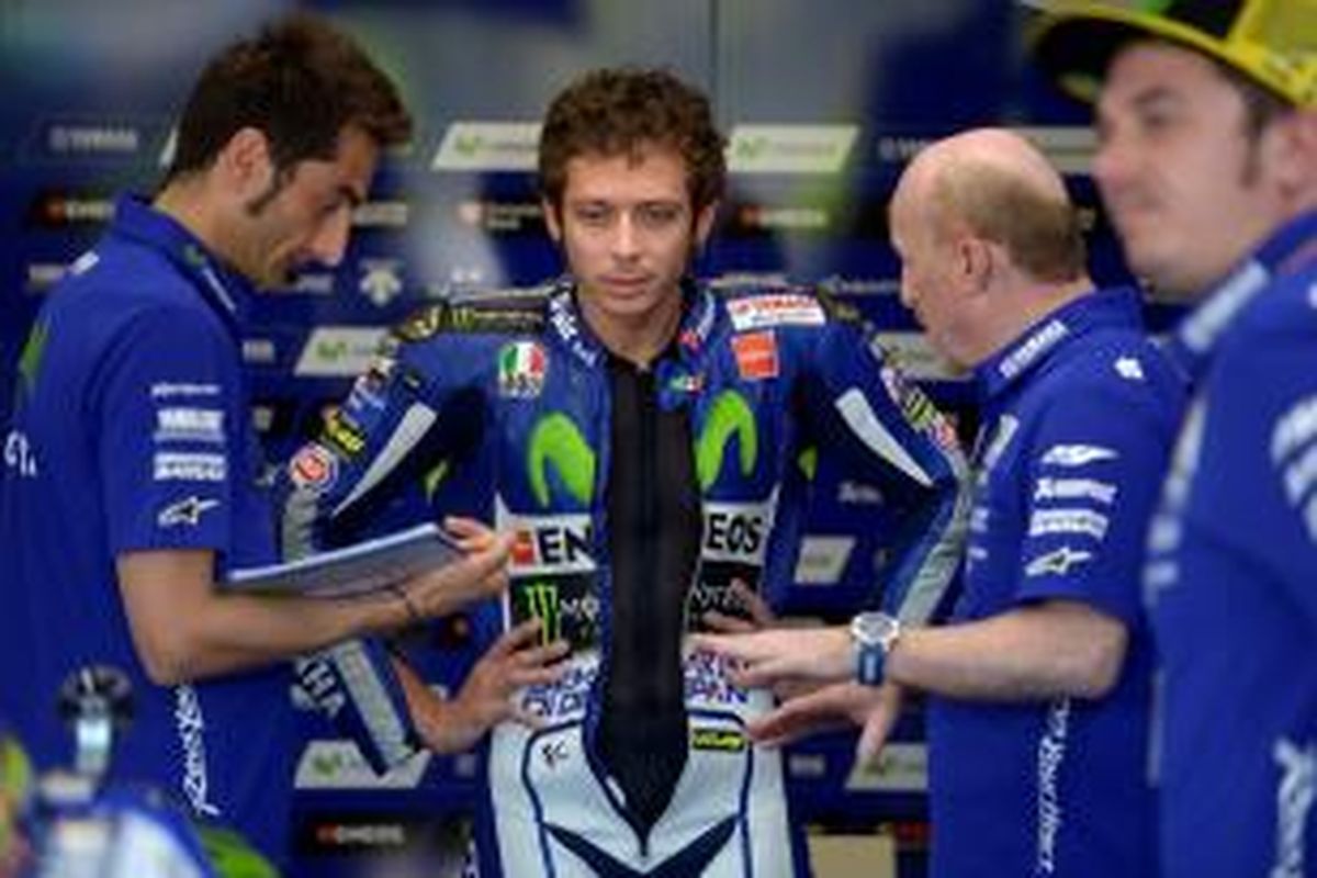 Pebalap Movistar Yamaha asal Italia, Valentino Rossi (tengah), berdiskusi dengan tim saat menjalani sesi latihan bebas keempat GP Spanyol di Sirkuit Jerez, Sabtu (2/5/2015).