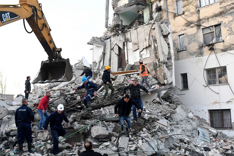 Petugas penyelamat membersihkan puing-puing bangunan di Thumane, 34 kilometer barat laut ibu kota Albania, Tirana, setelah gempa berkekuatan 6,4 melanda pada 26 November 2019.
