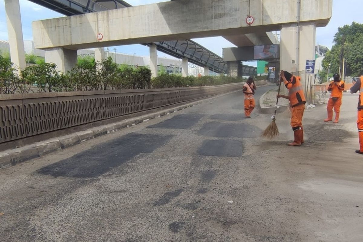 Jalan R.A Kartini tepatnya di dekat Stasiun Mass Rapid Transit (MRT) Lebak Bulus, Pondok Pinang, Kebayoran Lama, Jakarta Selatan, disebut kerap rusak. 