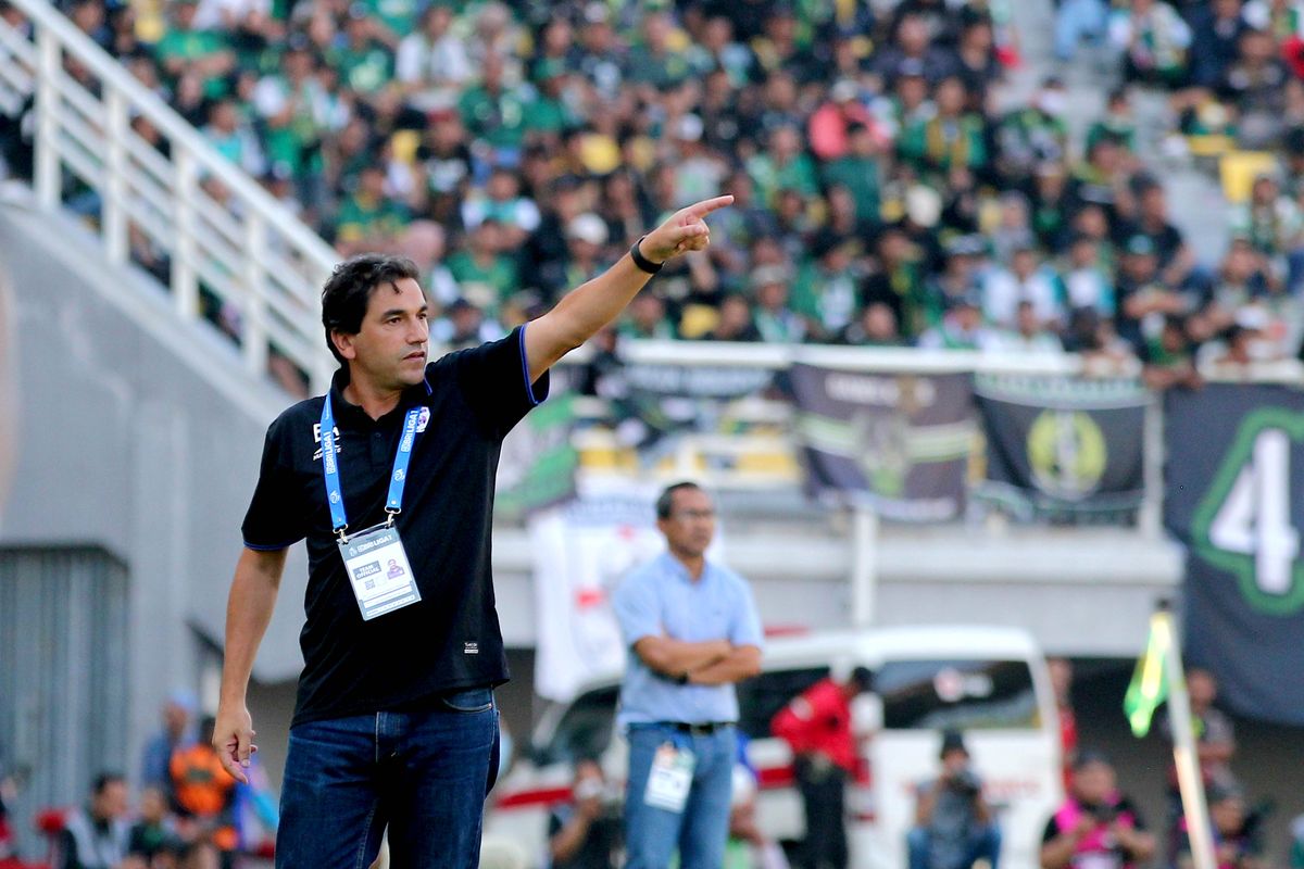 Pelatih RANS Nusantara FC saat memberi instruksi pemain pada pertandingan pekan ke-4 Liga 1 2023-2024 yang berakhir dengan skor 2-2 di Stadion Gelora Bung Tomo Surabaya, Minggu (23/7/2023) sore.