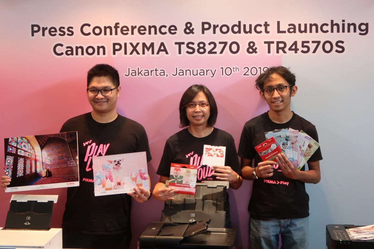 Kiri-kanan: Marcellinus Lirus, Marketing Executive Canon Consumer System Product PT. Datascrip; Monica Aryasetiawan, Senior Division Manager Canon Consumer Systrm Product Division PT. Datascrip; Andrian W. Pranata, Marketing Executive Canon Consumer System Product PT. Datascrip.
