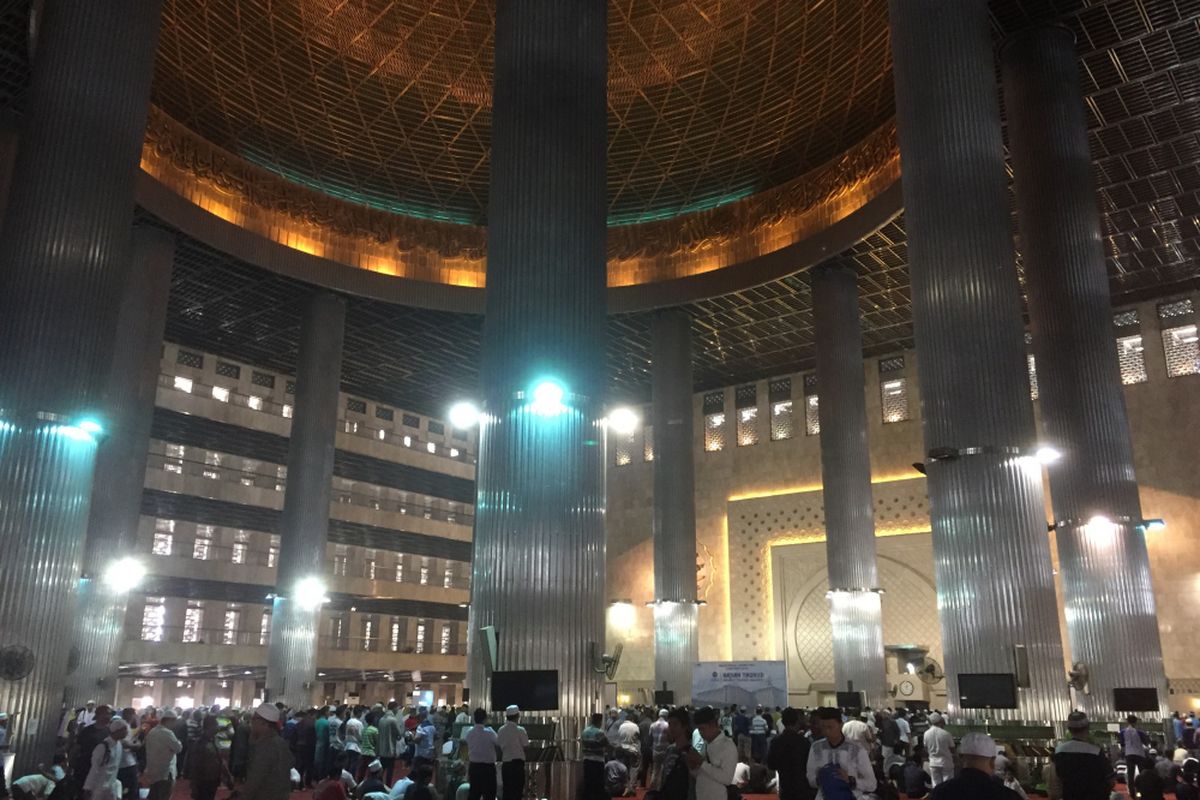 Ribuan jamaah melaksanakan ibadah solat dzuhur di Masjid Istiqlal, Minggu (10/9/2017).