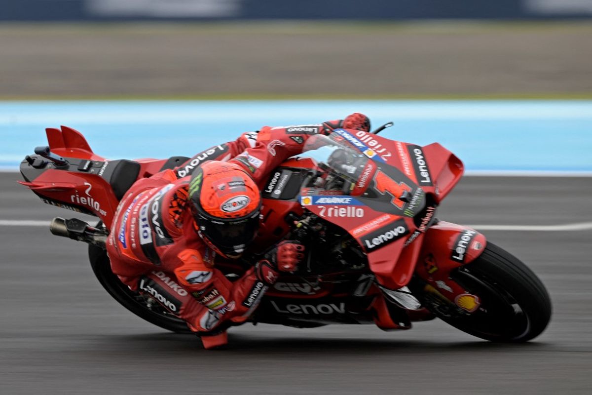 Pebalab Ducati, Francesco Bagnaia, kala beraksi dalam sesi kualifikasi MotoGP Argentina 2023 di Sirkuit Termas de Rio Hondo, 1 April 2023. Francesco Bagnaia masih berdiri kokoh di puncak klasemen MotoGP 2023 usai Sprint Race Grand Prix Argentina. (Photo by JUAN MABROMATA / AFP)