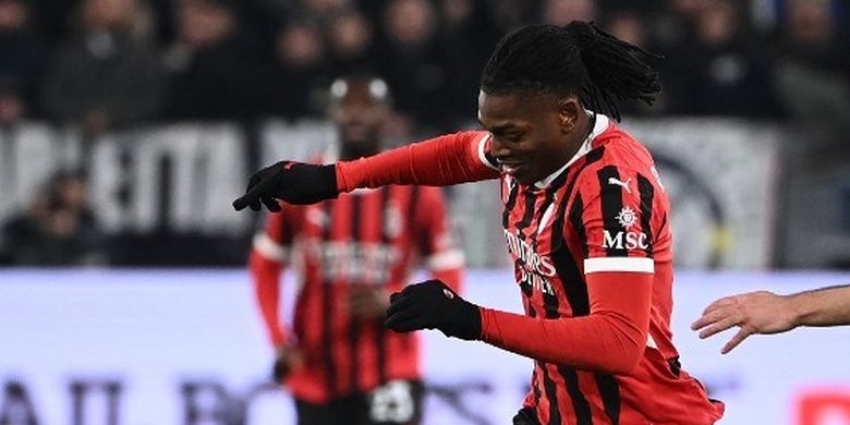 Rafael Leao (kiri) ditempel oleh Federico Gatti dalam laga Liga Italia 2024-2025 antara Juventus vs Milan di Stadion Allianz, 18 Januari 2025. (Photo by Isabella BONOTTO / AFP)