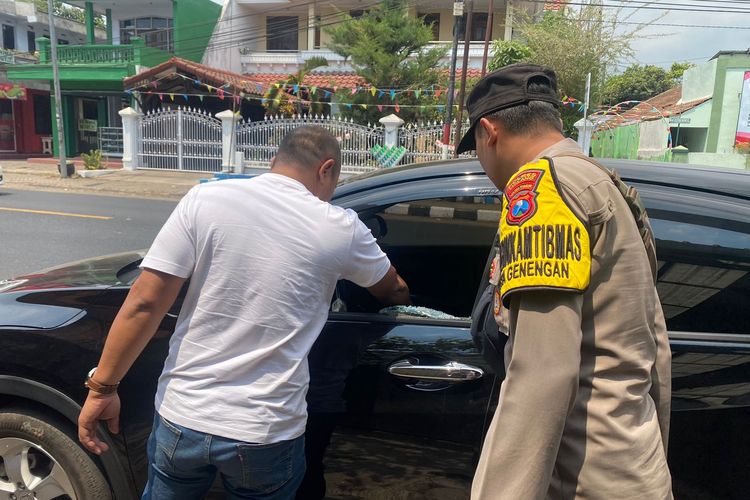 Polisi saat melakukan olah TKP pencurian dengan modus memecahkan kaca mobil di Pakisaji, Kabupaten Malang.