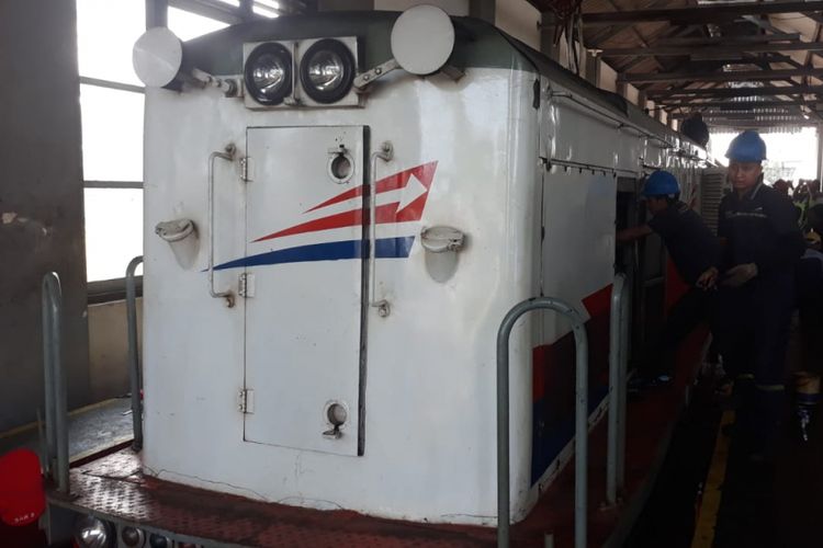 Petugas PT KAI Daop 7 Madiun melakukan perawatan lokomotif di Dipo Lokomotif Madiun, Kamis (31/5/2018)
