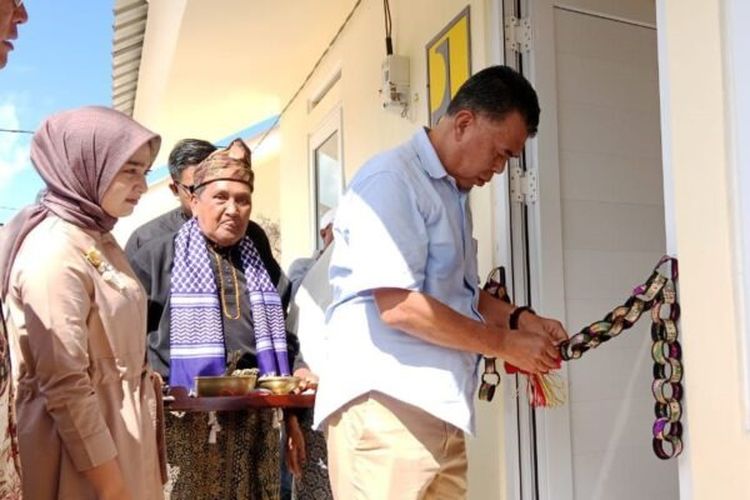 Rumah bantuan dari Pemerintah Pusat untuk korban bencana longsor yang terjadi di Desa Pangkalan, Kecamatan Serasan, Kabupaten Natuna, Kepulauan Riau, akhirnya diserahkan, Sabtu (9/12/2023).