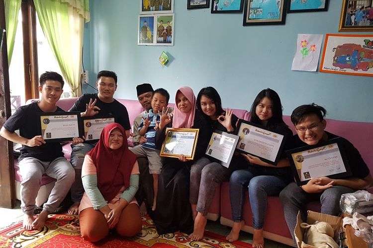 Peserta program Comdev bersama dengan pelaku UMKM (Dok. Universitas Prasetiya Mulya)