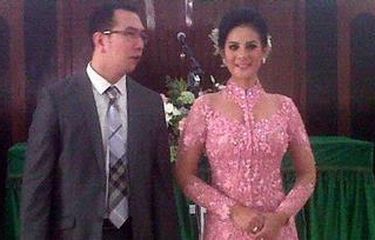 Pilih Busana Pengantin, Astrid Tiar Libatkan Ibunya