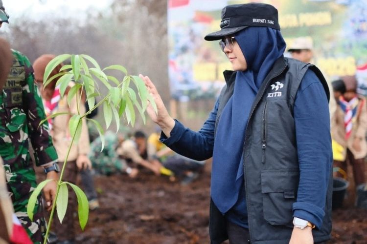 Cegah Jadi Kebun Sawit Ilegal, Bupati Siak Tanam Pohon di Lahan Bekas Karhutla dan Beri Nama Jenderal Herry