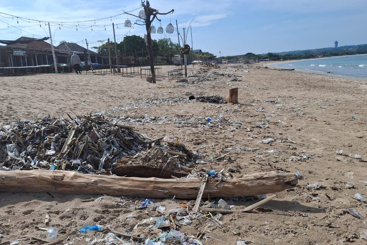 Sampah kiriman berupa botol air kemasan, plastik dan sampah rumah tangga lainnya berserak di Pantai Kedonganan, Kabupaten Badung, Bali, pada Kamis (9/1/2024). KOMPAS.com/ Yohanes Valdi Seriang Ginta