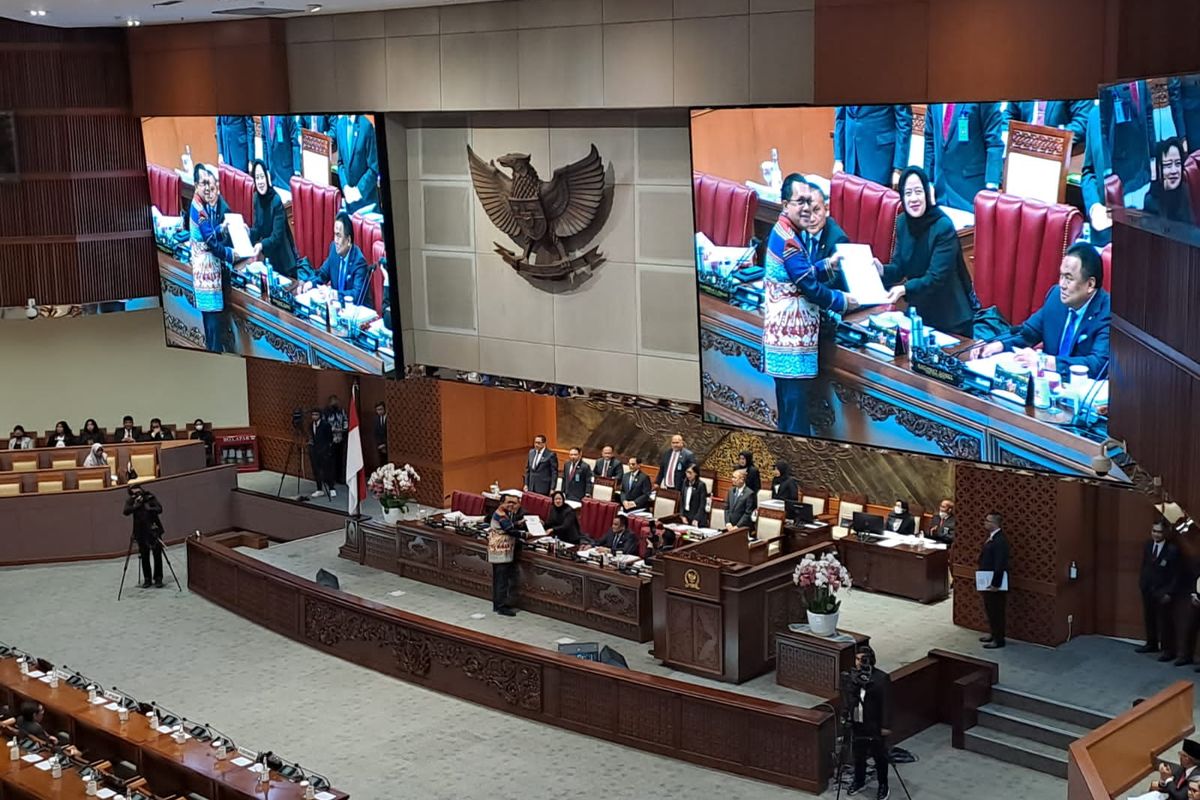 Ketua DPR Puan Maharani menerima laporan mengenai RUU Kesehatan dalam rapat paripurna pengesahan RUU Kesehatan menjadi UU di Gedung DPR, Senayan, Jakarta, Selasa (11/7/2023). 