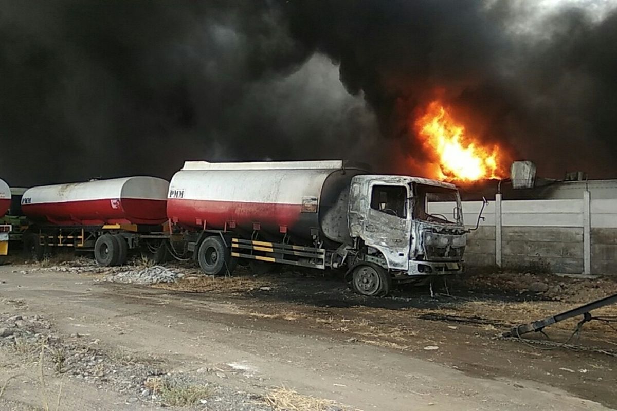 Kebakaran melanda pabrik produsen perabot rumah tangga berbahan plastik di Kabupaten Mojokerto, Jawa Timur, Jumat (4/10/2019) siang. Kebakaran juga menyebabkan 3 truk tangki yang terparkir di lahan kosong, tak jauh dari gudang yang terbakar.