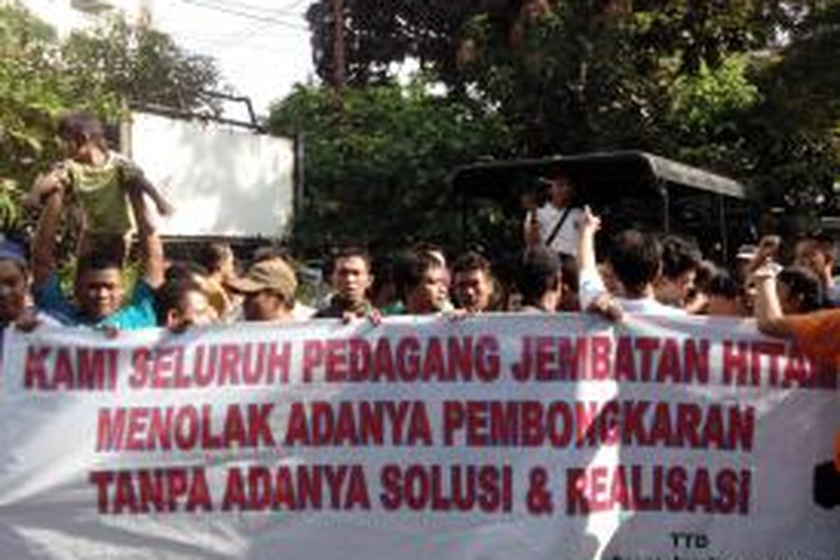 Para pedagang yang biasa berjualan di Jalan Raya Bekasi, Rawa Bunga, Jatinegara, Jakarta Timur, melakukan aksi unjuk rasa di depan Kantor Lurah Rawa Bunga, Senin (9/6/2014).