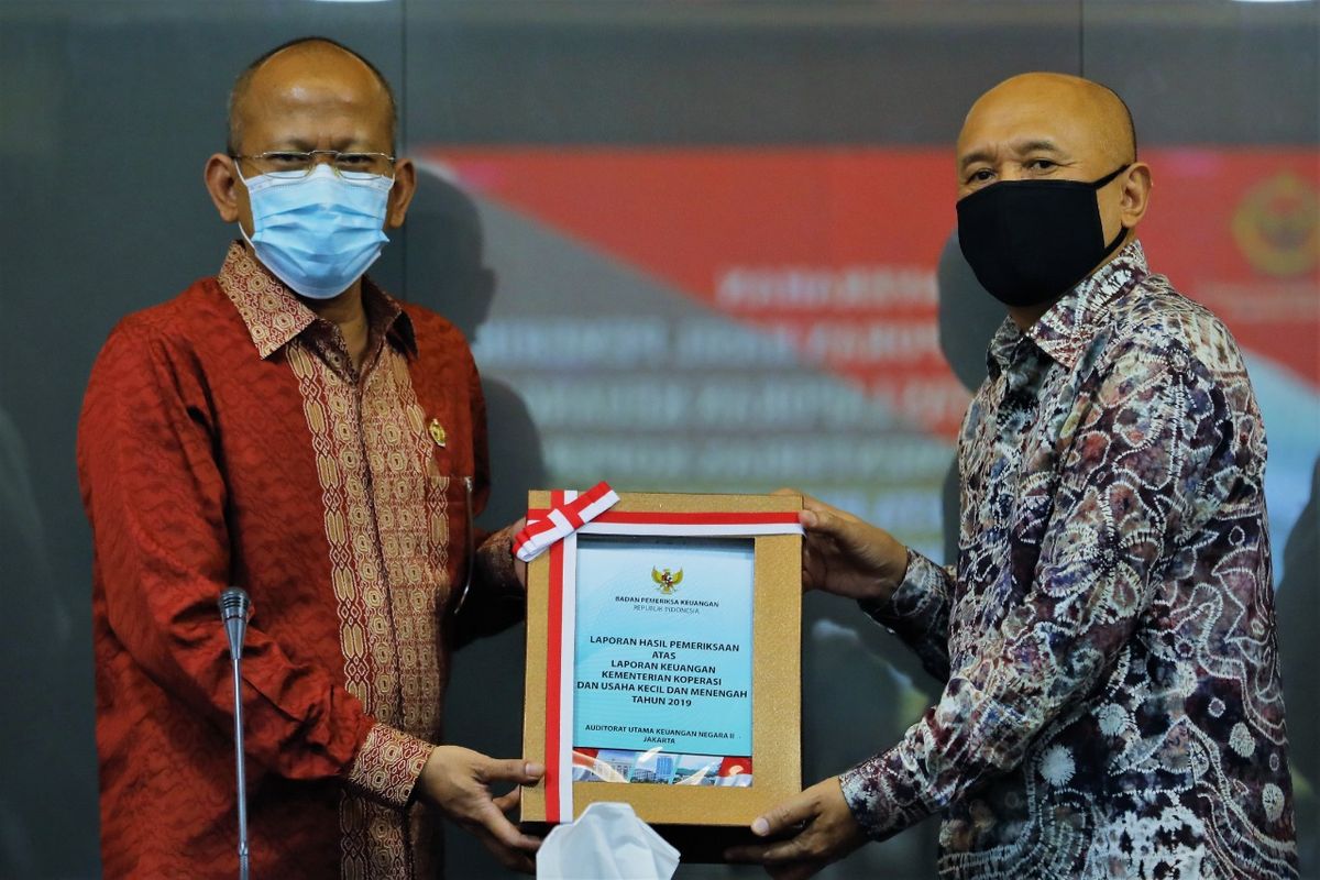 Menteri Koperasi dan UKM Teten Masduki menerima penghargaan WTP di Jakarta, Senin (3/8/2020).