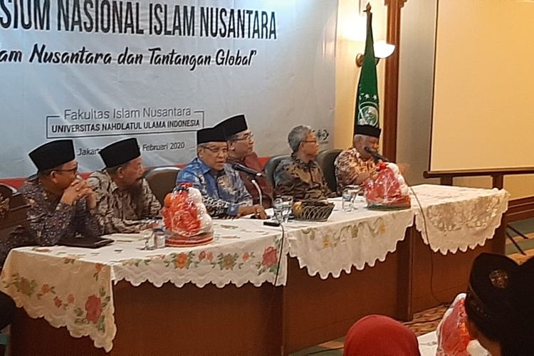 Ketua Umum PBNU Said Aqil Siradj (tengah) membacakan pidato kunci saat membuka acara Simposium Nasional Islam Nusantara di Gedung PBNU, Sabtu (8/2/2020).