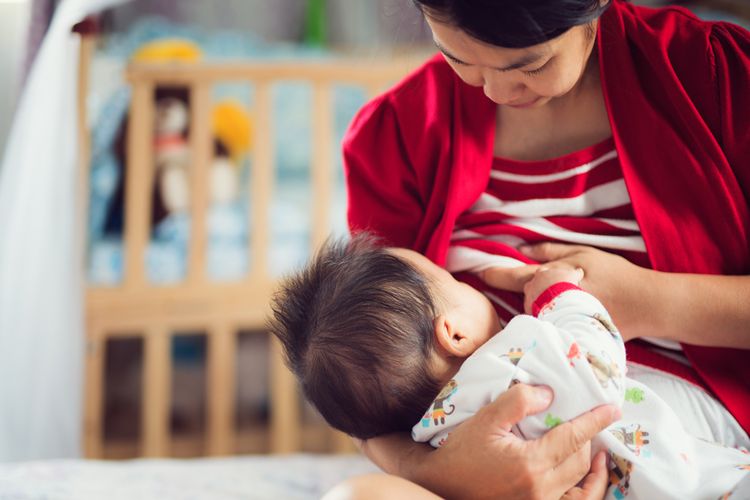 Mama muda menyusui bayi yang baik dan benar