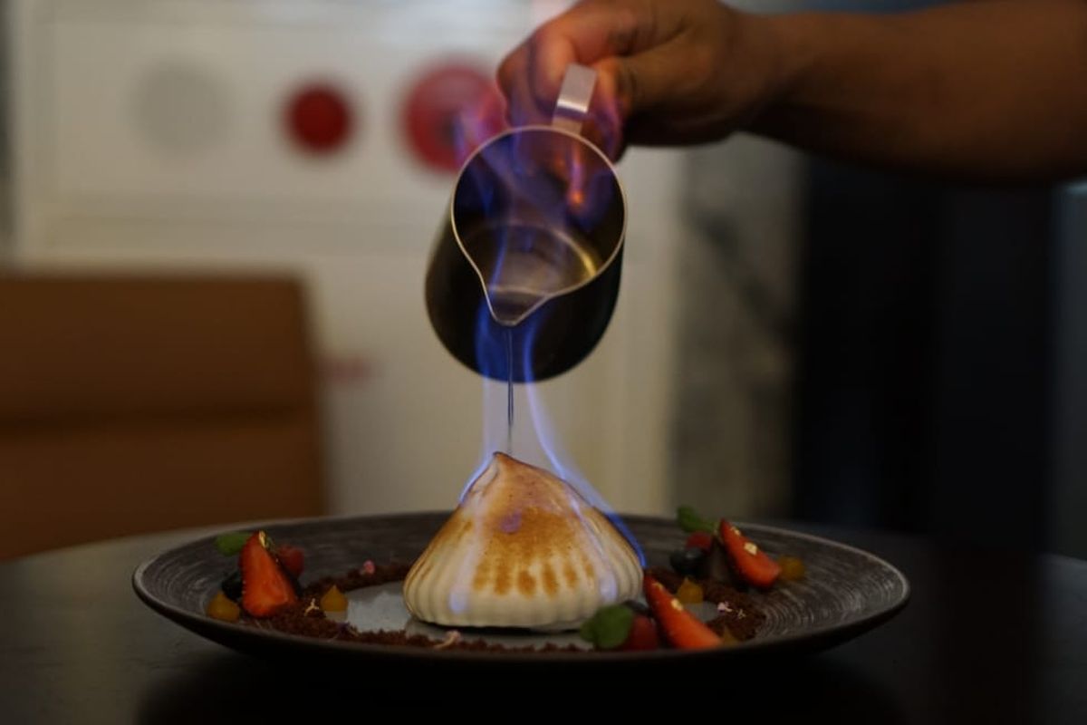 Dessert Baked Alaska karya Feri Sulfian ditawarkan seharga Rp 85.000 per porsi. Dalam menu ini, pelanggan bisa menikmati hidangan es krim berlapis lengkap dengan kucuran Bacardi panas. Ketika Bacardi yang telah dipanaskan dituang ke atas es krim, uap alkohol yang keluar memicu jilatan api di atas suguhan es krim.