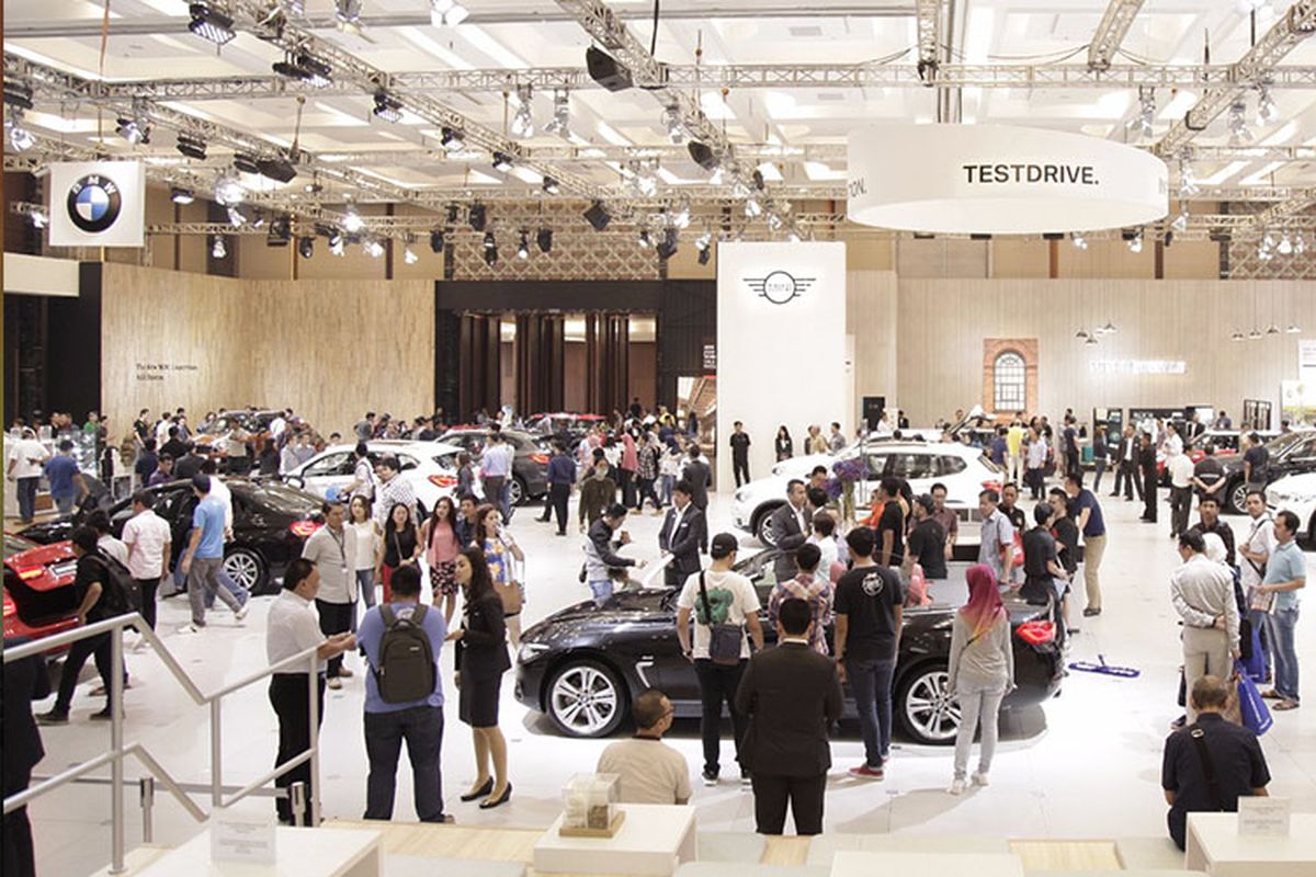 Suasana stan BMW dan Mini di Gaikindo Indoensia International Auto Show (GIIAS) 2017.