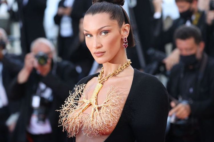 Bella Hadid berpose di atas karpet merah Festival Film Cannes.