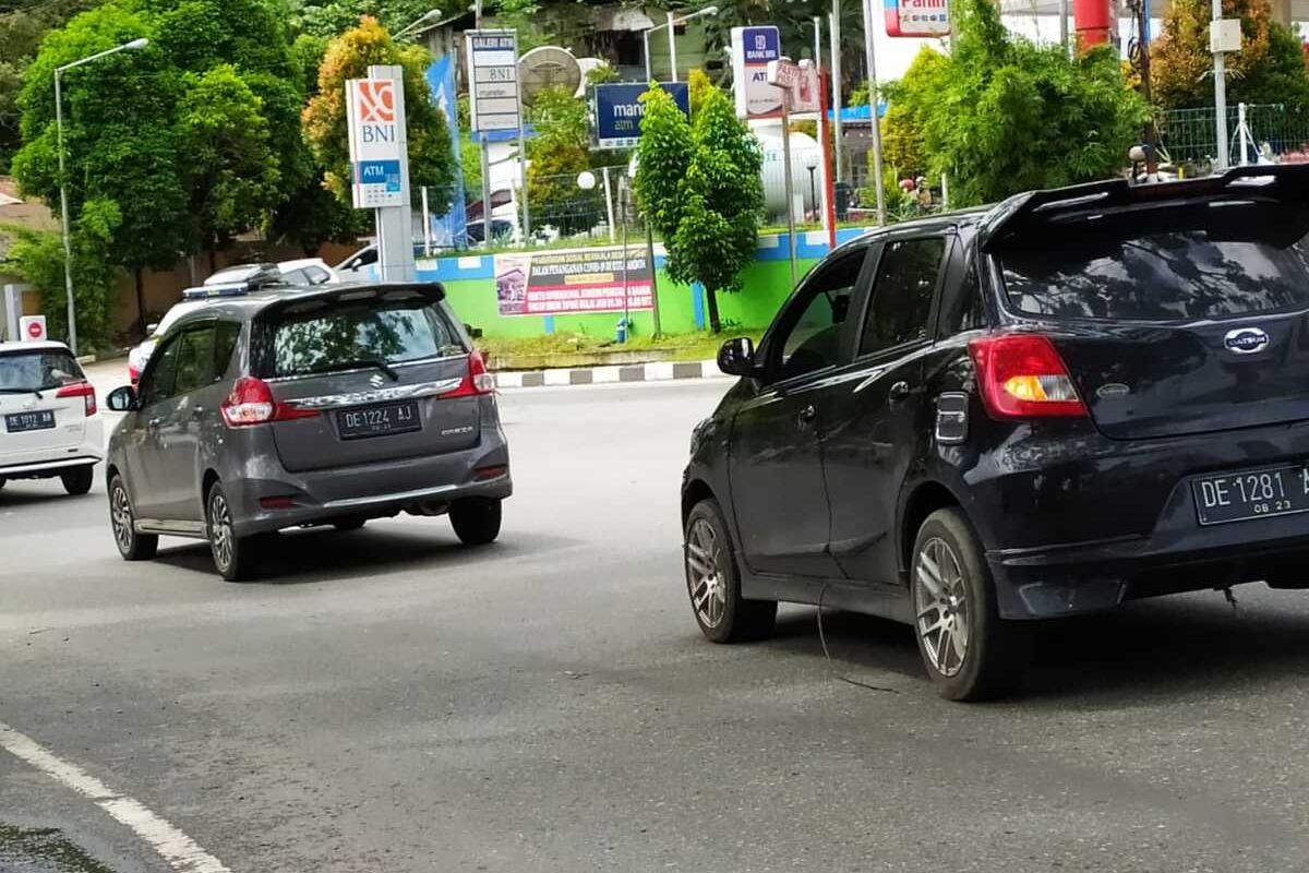 Sebuah mobil pribadi dengan plat nomor ganjil melintas di Jalan Jenderal Sudirman, Ambon, Rabu (8/7/2020) meski pemerintah Kota Ambon telah memberlakukan sitem ganjil genap